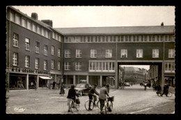 80 - ABBEVILLE - PLACE COURBET - CYCLISTES - Abbeville