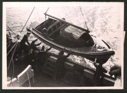 Fotografie Seeleute üben Das Aussetzen Eines Motorbootes  - Métiers
