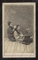 JAPON - FEMMES SE COIFFANT - PHOTOGRAPHIE 19EME PROVENANT D'UN ALBUM DE VOYAGE D'UN MARIN FRANCAIS - Ancianas (antes De 1900)