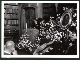 Fotografie Ansicht Wien, Hebbel-Woche Im Prunksaal Der Nationalbibliothek, Eröffnungsansprache Walter Thomas`  - Orte