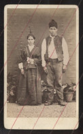 MADERE - COUPLE EN COSTUME - PHOTOGRAPHIE 19EME PROVENANT D'UN ALBUM DE VOYAGE D'UN MARIN FRANCAIS - Antiche (ante 1900)