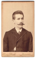 Fotografie Oscar Storch, Berlin, Neue Friedrichstr. 88 /90, Portrait Junger Mann Im Anzug Mit Moustache Und Taschenuhr  - Personnes Anonymes