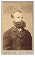 Fotografie Herm. Bock, Berlin, Unter Den Linden 47, Portrait Stattlicher Herr Mit Vollbart Im Dunklen Anzug, 1884  - Anonymous Persons