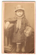 Fotografie Fr. Schmidt, Halberstadt, Hoheweg 42, Portrait Niedliches Kleines Mädchen Im Winterkleid Mit Muff Und Pelz  - Personnes Anonymes