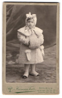 Fotografie Hermann Tietz, Berlin, Leipzigerstr. 46-49, Portrait Kleines Mädchen Im Winterkleid Mit Muff Und Haube  - Personnes Anonymes