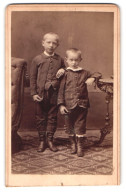 Fotografie Georg Gronemann, Itzehoe, Grosse Paschburg 40, Portrait Zwei Junge Knabe In Anzügen Mit Kurzhaarschnitt  - Anonymous Persons