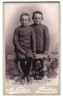 Fotografie M. Frölich, Flensburg, Norderhofenden 9, Portrait Zwei Junge Knaben In Tweed Anzügen Mit Strumpfhosen  - Personnes Anonymes