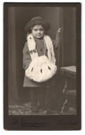 Fotografie H. Springmeier, Einbeck, Portrait Süsses Kleines Mädchen Im Winterkleid Mit Pelzhandtasche, 1915  - Personnes Anonymes