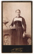 Fotografie A. Wicky, Berne-Interlaken, Junge Dame Im Kleid Mit Buch In Der Hand  - Anonyme Personen