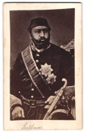 Fotografie Unbekannter Fotograf Und Ort, Portrait Sultan Abdulaziz In Uniform Mit Orden Und Säbel  - Beroemde Personen