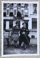 Portrait De Deux Dames Assistent Sur Un Banc Maison Couturier Tailleur En Arrière Plan Photo Située CHARLEROI Datée 1936 - Anonyme Personen