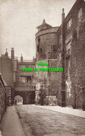R591293 Tower Of London. View Along Outer Ward Looking Towards Byward Tower. Gal - Autres & Non Classés