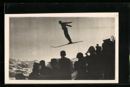 Foto-AK Skispringer Kurz Nach Dem Absprung, Publikum  - Sport Invernali