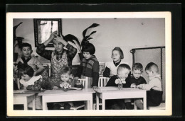Foto-AK Frau Betreut Kinder In Der Vorschule  - Usati