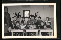 Foto-AK Kinder Sitzen Brav An Ihren Tischen In Der Vorschule  - Gebruikt