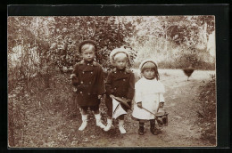 Foto-AK Zwei Kleine Matrosen In Uniform Mit Mützenband Und Mädchen Mit Spielzeug  - Gebraucht