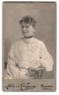 Fotografie Hahn & Kirchgeorg, Nürnberg, Vestnerthorgraben 47, Portrait Blonde Schönheit In Bestickter Bluse  - Anonyme Personen