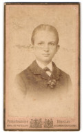 Fotografie Peter Schlösser, Breslau, Neue Schweidnitzerstr. 17, Portrait Frecher Blonder Bube Mit Ansteckblume  - Anonymous Persons