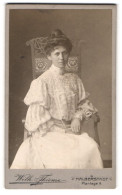 Fotografie Wilh. Thieme, Halberstadt, Plantage 9, Portrait Dunkelhaarige Schönheit Im Weissen Kleid  - Anonyme Personen