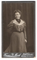 Fotografie Franz J. Mock, Saulgau, Portrait Charmant Lächelnde Dame Im Prachtvollen Kleid  - Anonymous Persons