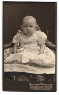 Fotografie Oskar Weicht, Hamburg, Wandsbecker Chaussee 212, Portrait Süsses Baby Im Weissen Kleidchen  - Personnes Anonymes