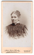 Fotografie Gebr. Martin, Augsburg, Bahnhofstr. 24, Portrait Hübsche Frau In Bestickter Bluse  - Personas Anónimos