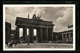 AK Berlin, Passanten Passieren Das Brandenburger Tor  - Other & Unclassified