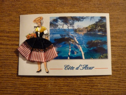 Carte Brodée "Côte D'Azur" - Jeune Femme Costume Brodé/Tissu- 10x15cm Environ. - Ricamate
