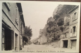 CP 24 Dordogne, Les Eyzies, Capitale De La Préhistoire, Le Centre, éd A.Massias (APA-Poux) Non écrite - Les Eyzies