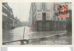 92.  COURBEVOIE . Inondation 1910 . La Place Victor Hugo . La Rue De L'Abreuvoir . - Courbevoie