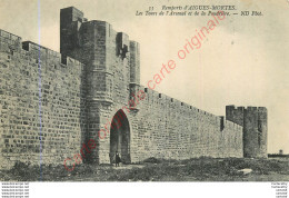 30.  Remparts D'AIGUES MORTES . Les Tours De L'Arsenal Et De La Poudrière . - Aigues-Mortes