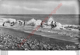 17.  SAINT MARTIN DE RE .  Le Bain De Vagues . - Ile De Ré