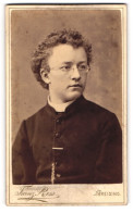 Fotografie Franz Ress, Freising, Mainburgerstrasse, Junger Geistlicher Mit Locken Und Brille  - Célébrités