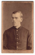 Fotografie Fr. Neumayer, München, Neuhauserstrasse 29, Junger Theologe Mit Segelohren Und Brille  - Célébrités