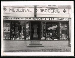 Fotografie Unbekannter Fotograf, Ansicht Gerolstein, Bahnhofstrasse, Ladengeschäft Medizinal Drogerie Von Max Hopmann  - Lieux