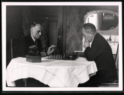 Fotografie Schach - Chess, Herren Spielen Eine Partie Schach  - Sports