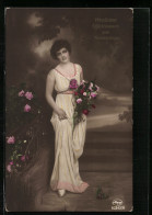 Foto-AK Amag Nr. 62342 /6: Junge Frau In Langem Weissen Kleid Mit Blumenstrauss  - Photographie