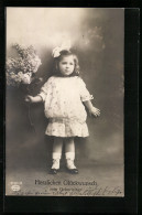 Foto-AK Amag Nr. 61581 /6: Kleines Kind In Weissem Kleid Mit Grosser Blume  - Fotografia