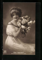 Foto-AK Amag Nr. 60805 /2: Junge Frau In Weissem Kleid Mit Rosenstrauss  - Photographs