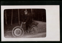 Foto-AK Junge Mit Schiebermütze Auf Seinem Fahrrad  - Otros & Sin Clasificación