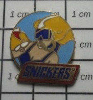 2622  Pin's Pins / Beau Et Rare /  ALIMENTATION / SNICKERS  CONFISERIE PLONGEE SOUS MARINE FEMME-GRENOUILLE - Alimentación