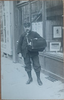 FACTEUR DEVANT PHOTOGRAPHE MICHEL CURTET 11 GRANDE RUE VOIRON DEVANTURE MAGASIN  CARTE PHOTO - Voiron