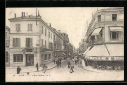 CPA Niort, La Rue Ricard Avec Des Passants  - Niort