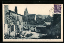 CPA Chatillon-sur-Sèvre, Rue De Bourneau, Le Tissage Et Le Collège  - Otros & Sin Clasificación