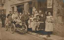 N79 - Carte Photo - Tout Le Monde Pose Pour La Photo Devant Une Bien étrange Automobile - Voitures De Tourisme