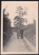 Jolie Photographie D'un Couple Posant Sur Un Chemin à Groslay Le 28 Mai 1948, Val D'Oise, Ile De France, 6,2 X 8,8 Cm - Lugares