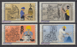 780-783 Böttger Steinmetz Kürschner Maler/Lackierer, Satz Mit MUSTER-Aufdruck - Unused Stamps