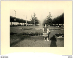 PHOTO EVIAN DANS LES JARDINS 1952  FORMAT  10.50 X 8 CM - Lugares