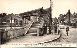 59 HAZEBROUCK - Le Passage A Niveau De La Rue De La Clef Et La Passerelle - Autres & Non Classés