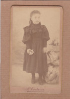 Ancienne Photographie XIXe CDV Paul Couturier Magny-en-Vexin Portrait Jeune Fille Avec Son Bouquet De Fleurs - Alte (vor 1900)